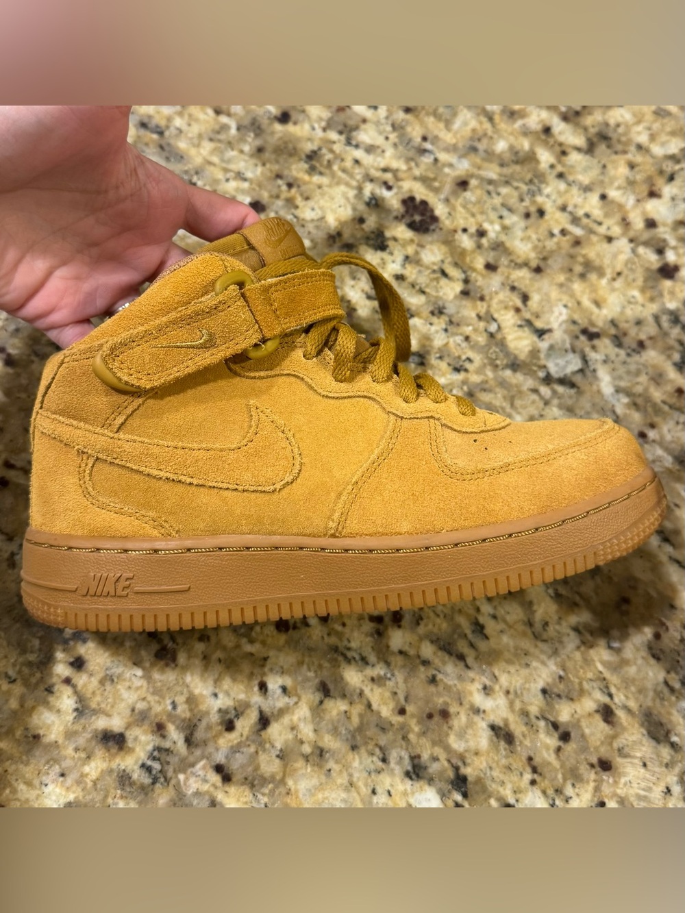 Nike boys’ Air Force 1 Mid LV8 sneakers wheat 2.5y EUC